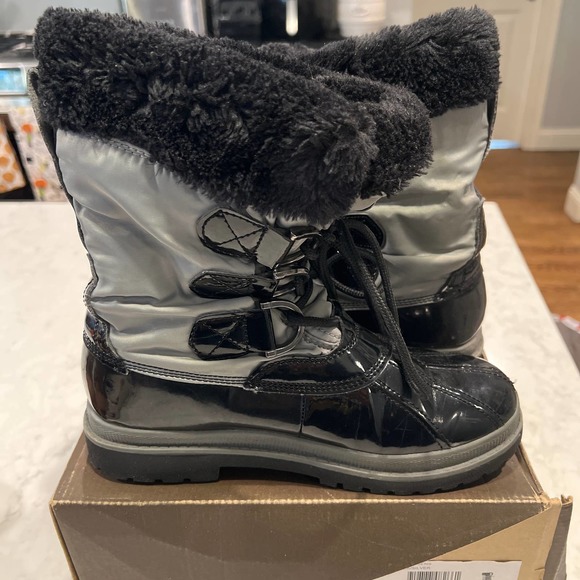 NIB Khombu Birch Women’s Faux Fur Snow Boot Waterproof Black Silver Sz: 8‎ - Picture 5 of 8